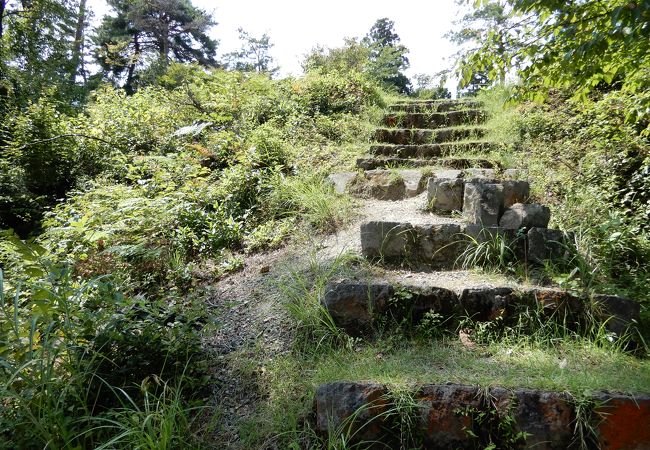 戦国の山城の構造が良く遺っています。