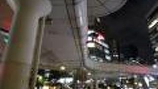 銀座東7丁目の交差点に架かるＸ型の歩道橋