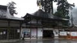 金ピカの千手観音像