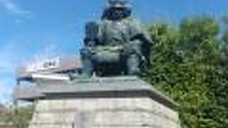 甲府駅前に鎮座