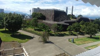 甲府駅のすぐ脇。天守閣はない。。