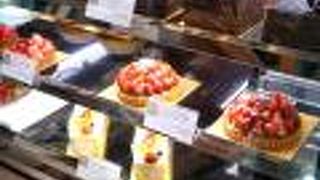 フルーツたっぷりのホールケーキが