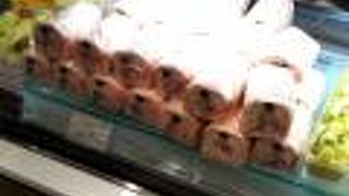 老舗のフルーツショップのロールケーキ