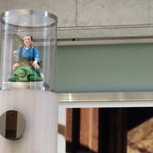 乗っているのは浦島太郎のようです