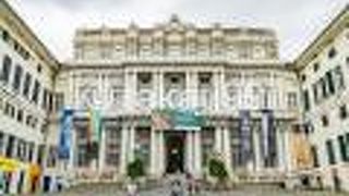 ジャコモ・マッテオッティ広場側のファサードは、それほど大きくはないですが、デザインがきれいです。