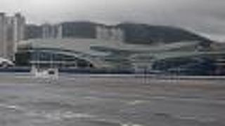 大型客船はターミナルビル側には停泊しません