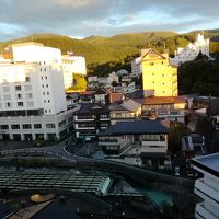 部屋から湯畑越しに天狗山を望む