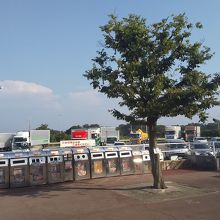 多くの車でにぎわう