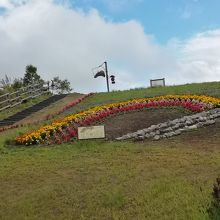 丘の上には展望台がある