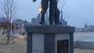 メリケンパークにあるメッセージ性の高い像