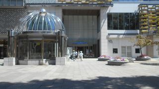 横浜美術館の向かい側にあります