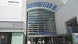 マークイズに沿った道を進みケヤキ通りを超えて大きな金属製のオブジェの左側に入り口があります