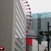 三角のビルです