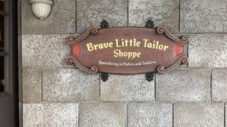 シンデレラ城近くの子供服屋さん