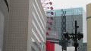 三角形のビルです