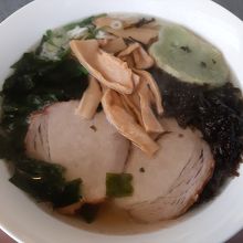 煮干しラーメンはあっさりスープの具沢山。