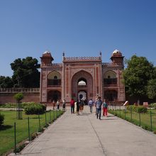 イティマド・ウッダウラー廟の正門は赤色砂岩で建てられています