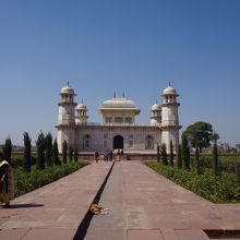 正門を潜ると正面に建つ、大理石のイティマド・ウッダウラー廟