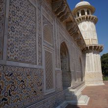 総大理石でできた建物はベービータージの通称が。