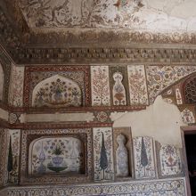 中の回廊の壁にもイスラムのデザインが。