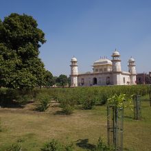 庭園はペルシャ様式のチャハルバーグ（四分庭園）
