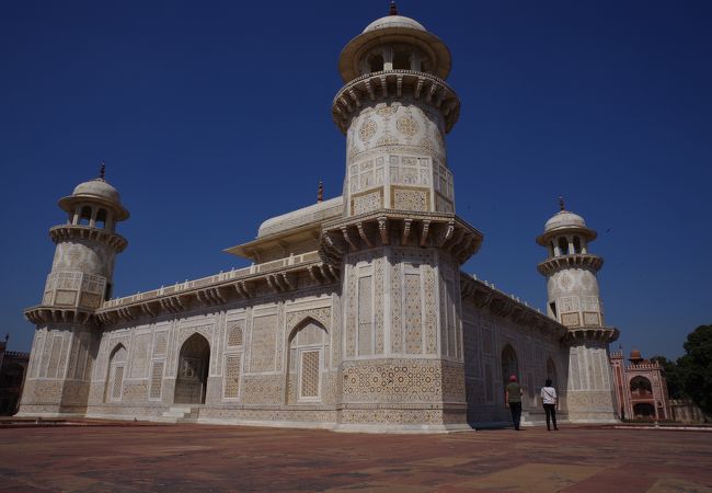 タージマハルの影に隠れているが、美しさは引けをとらない総大理石のお墓です