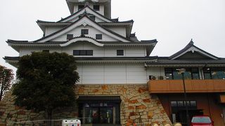 お城の形をした、大型お土産屋さん&レストラン