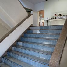 2階への階段、まさに昭和のお役所といった良い造りです