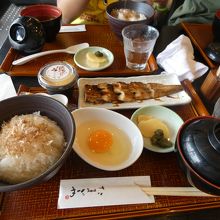 おもてなし御膳。玉子かけご飯とあなごが楽しめます。