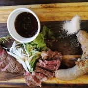 精肉店が営むカジュアルな肉バル