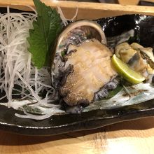 これで980円という蝦夷あわび丸ごと刺身
