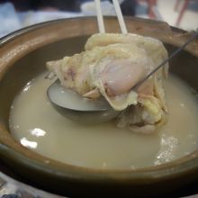 スープの底に沈んでいた丸鶏