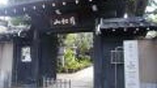 北千住駅の北側のエリアにあります。