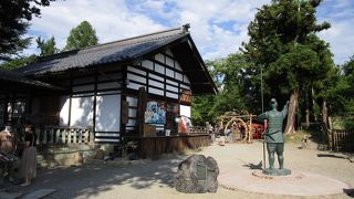 町中にあります