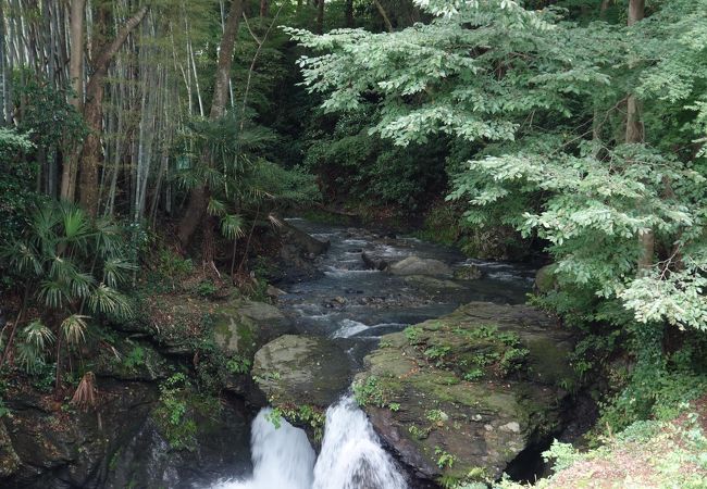 通りに面した滝