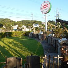 ステーキハウス８８美ら海店の芝生BBQコーナー