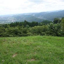 芝生に座って休憩