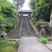 階段を上って門をくぐり…