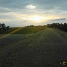 雲間から些かな夕日