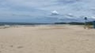 白くとても広い砂浜