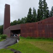 里山を楽しむ体験型の科学館はおしゃれな外観の建物でした