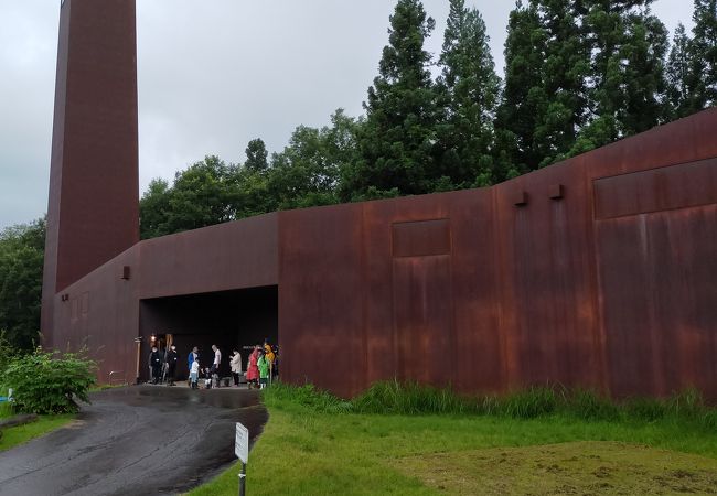 里山を楽しむ体験型の科学館はおしゃれな外観の建物でした