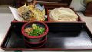 ツルツルとしたざるうどん