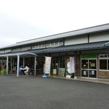 建物は大きな館です