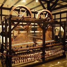 創業蔵　１階展示の当時の最新機械
