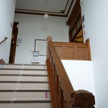 ２階への階段～手摺に歴史を感じる