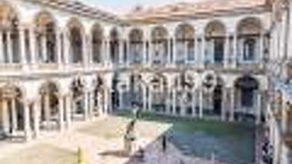 コートヤードを囲む回廊がステキです。