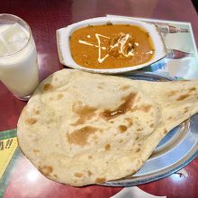 Aセットのチキンキーマ、ナン、ラッシー(サラダは別途の写真)