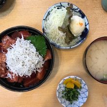 駿河丼です。サラダがついてきます。