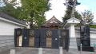 東武スカイツリーラインの竹ノ塚駅から北東のエリアにあります。